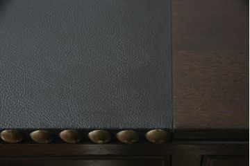 両袖机を綺麗に再生!天板を補強し、レザートップも張り替え。分割して搬入できるよう、全体を3分割仕様へ。