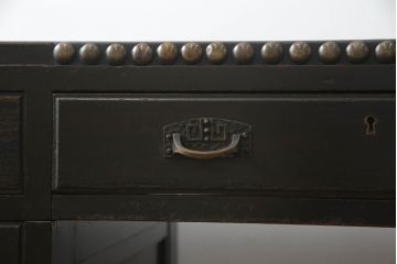 両袖机を綺麗に再生!天板を補強し、レザートップも張り替え。分割して搬入できるよう、全体を3分割仕様へ。
