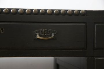 両袖机を綺麗に再生!天板を補強し、レザートップも張り替え。分割して搬入できるよう、全体を3分割仕様へ。