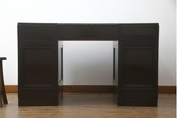 両袖机を綺麗に再生!天板を補強し、レザートップも張り替え。分割して搬入できるよう、全体を3分割仕様へ。