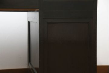 両袖机を綺麗に再生!天板を補強し、レザートップも張り替え。分割して搬入できるよう、全体を3分割仕様へ。