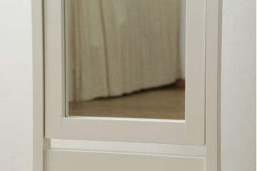 洋服タンスの鏡を姿見にリメイク!角度調整可能な仕様で、キャスターも取り付け。全体をアンティークホワイトでペイント。