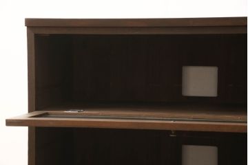 桐箪笥の中段をローボードへリメイク!高さを変えずに3段から2段のモールガラス入りフラップダウン扉仕様へ加工。天板、脚を取り付け、配線用の穴あけ加工。本体はオーク系に着色。