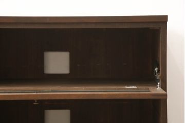 桐箪笥の中段をローボードへリメイク!高さを変えずに3段から2段のモールガラス入りフラップダウン扉仕様へ加工。天板、脚を取り付け、配線用の穴あけ加工。本体はオーク系に着色。