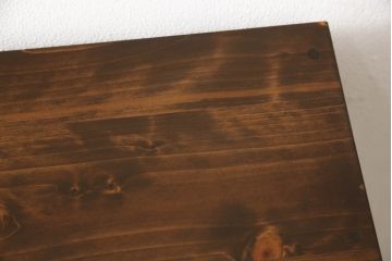 桐箪笥の中段をローボードへリメイク!高さを変えずに3段から2段のモールガラス入りフラップダウン扉仕様へ加工。天板、脚を取り付け、配線用の穴あけ加工。本体はオーク系に着色。