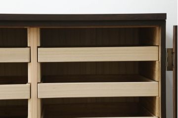 桐箪笥の中段・下段を箪笥にリメイク!中段は天板を取り付け、開き戸内の衣装盆は半分にして6杯に加工し、中央の仕切り製作。下段は天板を取り付け、台輪は希望の高さにカットして取り付け。色味は先にリメイクした商品に色合わせ。