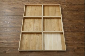 桐箪笥の中段・下段を箪笥にリメイク!中段は天板を取り付け、開き戸内の衣装盆は半分にして6杯に加工し、中央の仕切り製作。下段は天板を取り付け、台輪は希望の高さにカットして取り付け。色味は先にリメイクした商品に色合わせ。