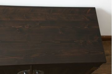 桐箪笥の中段・下段を箪笥にリメイク!中段は天板を取り付け、開き戸内の衣装盆は半分にして6杯に加工し、中央の仕切り製作。下段は天板を取り付け、台輪は希望の高さにカットして取り付け。色味は先にリメイクした商品に色合わせ。