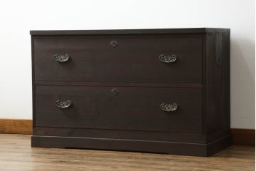 桐箪笥の中段・下段を箪笥にリメイク!中段は天板を取り付け、開き戸内の衣装盆は半分にして6杯に加工し、中央の仕切り製作。下段は天板を取り付け、台輪は希望の高さにカットして取り付け。色味は先にリメイクした商品に色合わせ。