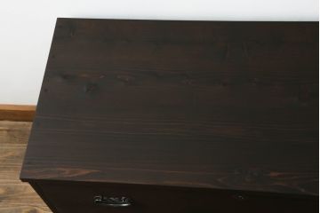 桐箪笥の中段・下段を箪笥にリメイク!中段は天板を取り付け、開き戸内の衣装盆は半分にして6杯に加工し、中央の仕切り製作。下段は天板を取り付け、台輪は希望の高さにカットして取り付け。色味は先にリメイクした商品に色合わせ。