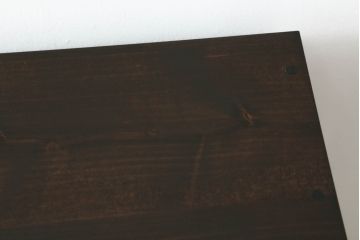 桐箪笥の中段・下段を箪笥にリメイク!中段は天板を取り付け、開き戸内の衣装盆は半分にして6杯に加工し、中央の仕切り製作。下段は天板を取り付け、台輪は希望の高さにカットして取り付け。色味は先にリメイクした商品に色合わせ。