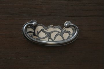 桐箪笥の中段・下段を箪笥にリメイク!中段は天板を取り付け、開き戸内の衣装盆は半分にして6杯に加工し、中央の仕切り製作。下段は天板を取り付け、台輪は希望の高さにカットして取り付け。色味は先にリメイクした商品に色合わせ。
