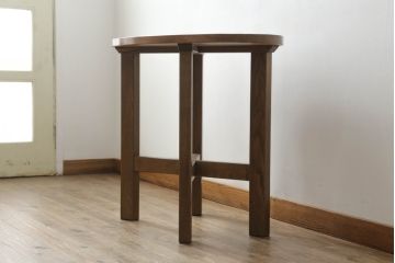 神棚を飾り棚とテーブルにリメイク!飾り棚には装飾部を使用し希望のデザインで。扉収納部は棚板を各1枚ずつ設置し、内部にトレーを設置。テーブルには板部を使用し、楕円形の天板で取れる最大のサイズで、脚はシンプルな角脚。元の色味をベースに補色し、どちらも色味が合うように着色。
