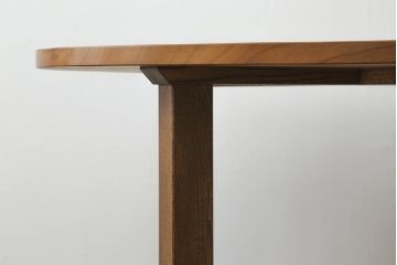 神棚を飾り棚とテーブルにリメイク!飾り棚には装飾部を使用し希望のデザインで。扉収納部は棚板を各1枚ずつ設置し、内部にトレーを設置。テーブルには板部を使用し、楕円形の天板で取れる最大のサイズで、脚はシンプルな角脚。元の色味をベースに補色し、どちらも色味が合うように着色。