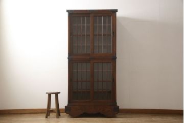 【セミオーダー家具実例】府中製の戸棚に高品質リペアを施しました。栗材にて棚板を2枚追加し、現状をベースに1トーン程落ち着いた色に着色して仕上げました。(収納棚、食器棚、キャビネット、ブックケース)