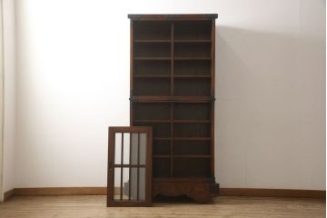 【セミオーダー家具実例】府中製の戸棚に高品質リペアを施しました。栗材にて棚板を2枚追加し、現状をベースに1トーン程落ち着いた色に着色して仕上げました。(収納棚、食器棚、キャビネット、ブックケース)
