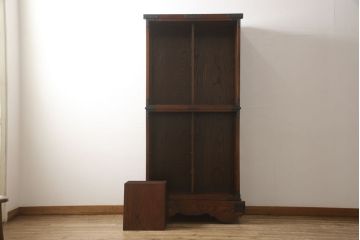 【セミオーダー家具実例】府中製の戸棚に高品質リペアを施しました。栗材にて棚板を2枚追加し、現状をベースに1トーン程落ち着いた色に着色して仕上げました。(収納棚、食器棚、キャビネット、ブックケース)