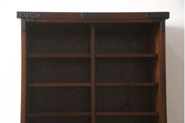 【セミオーダー家具実例】府中製の戸棚に高品質リペアを施しました。栗材にて棚板を2枚追加し、現状をベースに1トーン程落ち着いた色に着色して仕上げました。(収納棚、食器棚、キャビネット、ブックケース)