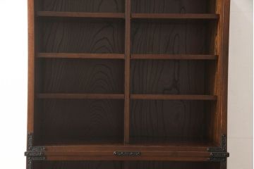【セミオーダー家具実例】府中製の戸棚に高品質リペアを施しました。栗材にて棚板を2枚追加し、現状をベースに1トーン程落ち着いた色に着色して仕上げました。(収納棚、食器棚、キャビネット、ブックケース)