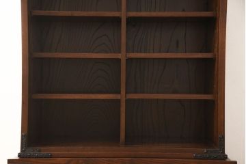 【セミオーダー家具実例】府中製の戸棚に高品質リペアを施しました。栗材にて棚板を2枚追加し、現状をベースに1トーン程落ち着いた色に着色して仕上げました。(収納棚、食器棚、キャビネット、ブックケース)
