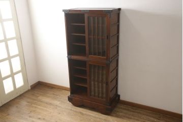 【セミオーダー家具実例】府中製の戸棚に高品質リペアを施しました。栗材にて棚板を2枚追加し、現状をベースに1トーン程落ち着いた色に着色して仕上げました。(収納棚、食器棚、キャビネット、ブックケース)