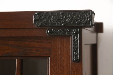 【セミオーダー家具実例】府中製の戸棚に高品質リペアを施しました。栗材にて棚板を2枚追加し、現状をベースに1トーン程落ち着いた色に着色して仕上げました。(収納棚、食器棚、キャビネット、ブックケース)