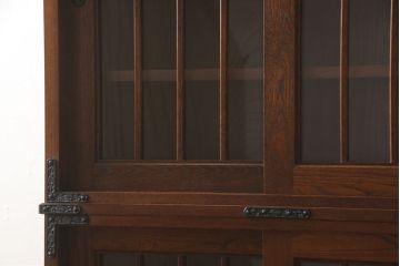 【セミオーダー家具実例】府中製の戸棚に高品質リペアを施しました。栗材にて棚板を2枚追加し、現状をベースに1トーン程落ち着いた色に着色して仕上げました。(収納棚、食器棚、キャビネット、ブックケース)