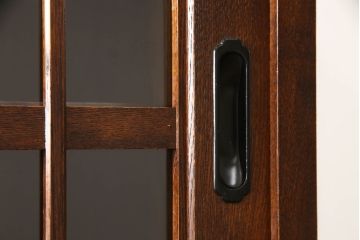 【セミオーダー家具実例】府中製の戸棚に高品質リペアを施しました。栗材にて棚板を2枚追加し、現状をベースに1トーン程落ち着いた色に着色して仕上げました。(収納棚、食器棚、キャビネット、ブックケース)