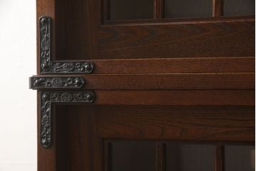 【セミオーダー家具実例】府中製の戸棚に高品質リペアを施しました。栗材にて棚板を2枚追加し、現状をベースに1トーン程落ち着いた色に着色して仕上げました。(収納棚、食器棚、キャビネット、ブックケース)