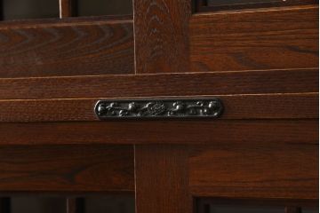 【セミオーダー家具実例】府中製の戸棚に高品質リペアを施しました。栗材にて棚板を2枚追加し、現状をベースに1トーン程落ち着いた色に着色して仕上げました。(収納棚、食器棚、キャビネット、ブックケース)
