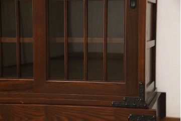 【セミオーダー家具実例】府中製の戸棚に高品質リペアを施しました。栗材にて棚板を2枚追加し、現状をベースに1トーン程落ち着いた色に着色して仕上げました。(収納棚、食器棚、キャビネット、ブックケース)