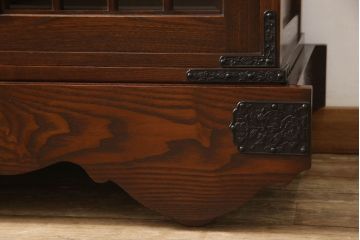 【セミオーダー家具実例】府中製の戸棚に高品質リペアを施しました。栗材にて棚板を2枚追加し、現状をベースに1トーン程落ち着いた色に着色して仕上げました。(収納棚、食器棚、キャビネット、ブックケース)