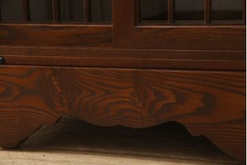 【セミオーダー家具実例】府中製の戸棚に高品質リペアを施しました。栗材にて棚板を2枚追加し、現状をベースに1トーン程落ち着いた色に着色して仕上げました。(収納棚、食器棚、キャビネット、ブックケース)