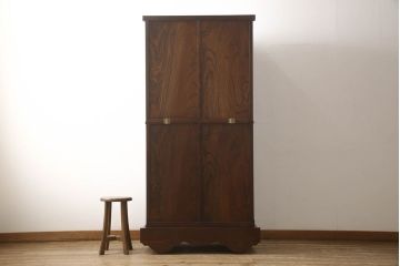 【セミオーダー家具実例】府中製の戸棚に高品質リペアを施しました。栗材にて棚板を2枚追加し、現状をベースに1トーン程落ち着いた色に着色して仕上げました。(収納棚、食器棚、キャビネット、ブックケース)