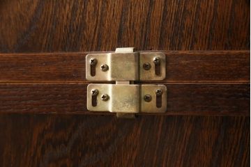 【セミオーダー家具実例】府中製の戸棚に高品質リペアを施しました。栗材にて棚板を2枚追加し、現状をベースに1トーン程落ち着いた色に着色して仕上げました。(収納棚、食器棚、キャビネット、ブックケース)