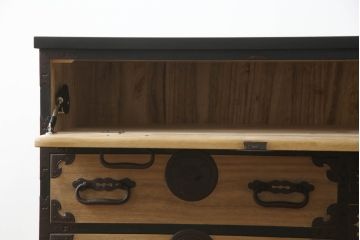 【桐箪笥(桐たんす)リメイク実例】庄内箪笥ローボードをリメイクしました。ヒノキ天板と木製の脚を取り付け、最上段の引き出しにフラップダウン加工。背面に配線用の穴あけ加工を施し、当店商品を参考にご希望箇所を黒に着色し全体を2色塗分けして仕上げました。(総桐箪笥、総桐たんす、収納タンス、時代箪笥、引き出し、テレビ台、テレビボード、ローチェスト)
