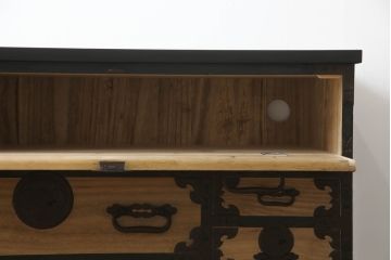 【桐箪笥(桐たんす)リメイク実例】庄内箪笥ローボードをリメイクしました。ヒノキ天板と木製の脚を取り付け、最上段の引き出しにフラップダウン加工。背面に配線用の穴あけ加工を施し、当店商品を参考にご希望箇所を黒に着色し全体を2色塗分けして仕上げました。(総桐箪笥、総桐たんす、収納タンス、時代箪笥、引き出し、テレビ台、テレビボード、ローチェスト)