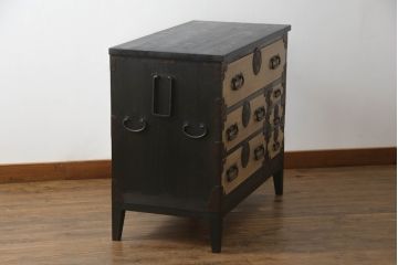 【桐箪笥(桐たんす)リメイク実例】庄内箪笥ローボードをリメイクしました。ヒノキ天板と木製の脚を取り付け、最上段の引き出しにフラップダウン加工。背面に配線用の穴あけ加工を施し、当店商品を参考にご希望箇所を黒に着色し全体を2色塗分けして仕上げました。(総桐箪笥、総桐たんす、収納タンス、時代箪笥、引き出し、テレビ台、テレビボード、ローチェスト)