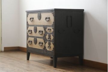 【桐箪笥(桐たんす)リメイク実例】庄内箪笥ローボードをリメイクしました。ヒノキ天板と木製の脚を取り付け、最上段の引き出しにフラップダウン加工。背面に配線用の穴あけ加工を施し、当店商品を参考にご希望箇所を黒に着色し全体を2色塗分けして仕上げました。(総桐箪笥、総桐たんす、収納タンス、時代箪笥、引き出し、テレビ台、テレビボード、ローチェスト)