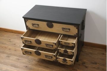 【桐箪笥(桐たんす)リメイク実例】庄内箪笥ローボードをリメイクしました。ヒノキ天板と木製の脚を取り付け、最上段の引き出しにフラップダウン加工。背面に配線用の穴あけ加工を施し、当店商品を参考にご希望箇所を黒に着色し全体を2色塗分けして仕上げました。(総桐箪笥、総桐たんす、収納タンス、時代箪笥、引き出し、テレビ台、テレビボード、ローチェスト)