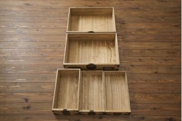 【桐箪笥(桐たんす)リメイク実例】庄内箪笥ローボードをリメイクしました。ヒノキ天板と木製の脚を取り付け、最上段の引き出しにフラップダウン加工。背面に配線用の穴あけ加工を施し、当店商品を参考にご希望箇所を黒に着色し全体を2色塗分けして仕上げました。(総桐箪笥、総桐たんす、収納タンス、時代箪笥、引き出し、テレビ台、テレビボード、ローチェスト)
