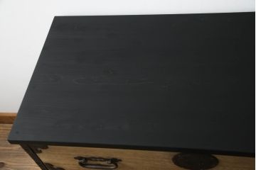 【桐箪笥(桐たんす)リメイク実例】庄内箪笥ローボードをリメイクしました。ヒノキ天板と木製の脚を取り付け、最上段の引き出しにフラップダウン加工。背面に配線用の穴あけ加工を施し、当店商品を参考にご希望箇所を黒に着色し全体を2色塗分けして仕上げました。(総桐箪笥、総桐たんす、収納タンス、時代箪笥、引き出し、テレビ台、テレビボード、ローチェスト)
