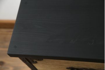 【桐箪笥(桐たんす)リメイク実例】庄内箪笥ローボードをリメイクしました。ヒノキ天板と木製の脚を取り付け、最上段の引き出しにフラップダウン加工。背面に配線用の穴あけ加工を施し、当店商品を参考にご希望箇所を黒に着色し全体を2色塗分けして仕上げました。(総桐箪笥、総桐たんす、収納タンス、時代箪笥、引き出し、テレビ台、テレビボード、ローチェスト)