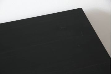 【桐箪笥(桐たんす)リメイク実例】庄内箪笥ローボードをリメイクしました。ヒノキ天板と木製の脚を取り付け、最上段の引き出しにフラップダウン加工。背面に配線用の穴あけ加工を施し、当店商品を参考にご希望箇所を黒に着色し全体を2色塗分けして仕上げました。(総桐箪笥、総桐たんす、収納タンス、時代箪笥、引き出し、テレビ台、テレビボード、ローチェスト)