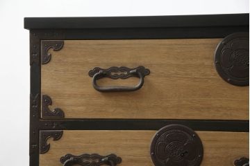 【桐箪笥(桐たんす)リメイク実例】庄内箪笥ローボードをリメイクしました。ヒノキ天板と木製の脚を取り付け、最上段の引き出しにフラップダウン加工。背面に配線用の穴あけ加工を施し、当店商品を参考にご希望箇所を黒に着色し全体を2色塗分けして仕上げました。(総桐箪笥、総桐たんす、収納タンス、時代箪笥、引き出し、テレビ台、テレビボード、ローチェスト)