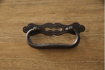 【桐箪笥(桐たんす)リメイク実例】庄内箪笥ローボードをリメイクしました。ヒノキ天板と木製の脚を取り付け、最上段の引き出しにフラップダウン加工。背面に配線用の穴あけ加工を施し、当店商品を参考にご希望箇所を黒に着色し全体を2色塗分けして仕上げました。(総桐箪笥、総桐たんす、収納タンス、時代箪笥、引き出し、テレビ台、テレビボード、ローチェスト)