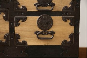 【桐箪笥(桐たんす)リメイク実例】庄内箪笥ローボードをリメイクしました。ヒノキ天板と木製の脚を取り付け、最上段の引き出しにフラップダウン加工。背面に配線用の穴あけ加工を施し、当店商品を参考にご希望箇所を黒に着色し全体を2色塗分けして仕上げました。(総桐箪笥、総桐たんす、収納タンス、時代箪笥、引き出し、テレビ台、テレビボード、ローチェスト)