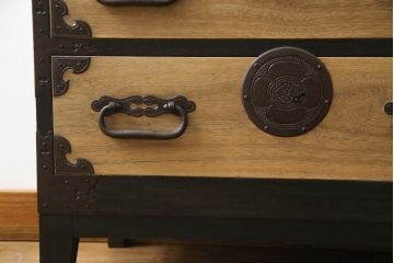 【桐箪笥(桐たんす)リメイク実例】庄内箪笥ローボードをリメイクしました。ヒノキ天板と木製の脚を取り付け、最上段の引き出しにフラップダウン加工。背面に配線用の穴あけ加工を施し、当店商品を参考にご希望箇所を黒に着色し全体を2色塗分けして仕上げました。(総桐箪笥、総桐たんす、収納タンス、時代箪笥、引き出し、テレビ台、テレビボード、ローチェスト)