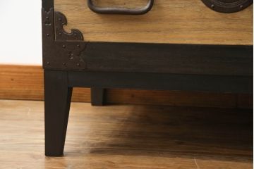 【桐箪笥(桐たんす)リメイク実例】庄内箪笥ローボードをリメイクしました。ヒノキ天板と木製の脚を取り付け、最上段の引き出しにフラップダウン加工。背面に配線用の穴あけ加工を施し、当店商品を参考にご希望箇所を黒に着色し全体を2色塗分けして仕上げました。(総桐箪笥、総桐たんす、収納タンス、時代箪笥、引き出し、テレビ台、テレビボード、ローチェスト)