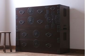 アンティーク家具　R-2　古民具・骨董　蝶覆輪金具!前面栗材の二段重ね米沢箪笥(衣装箪笥)